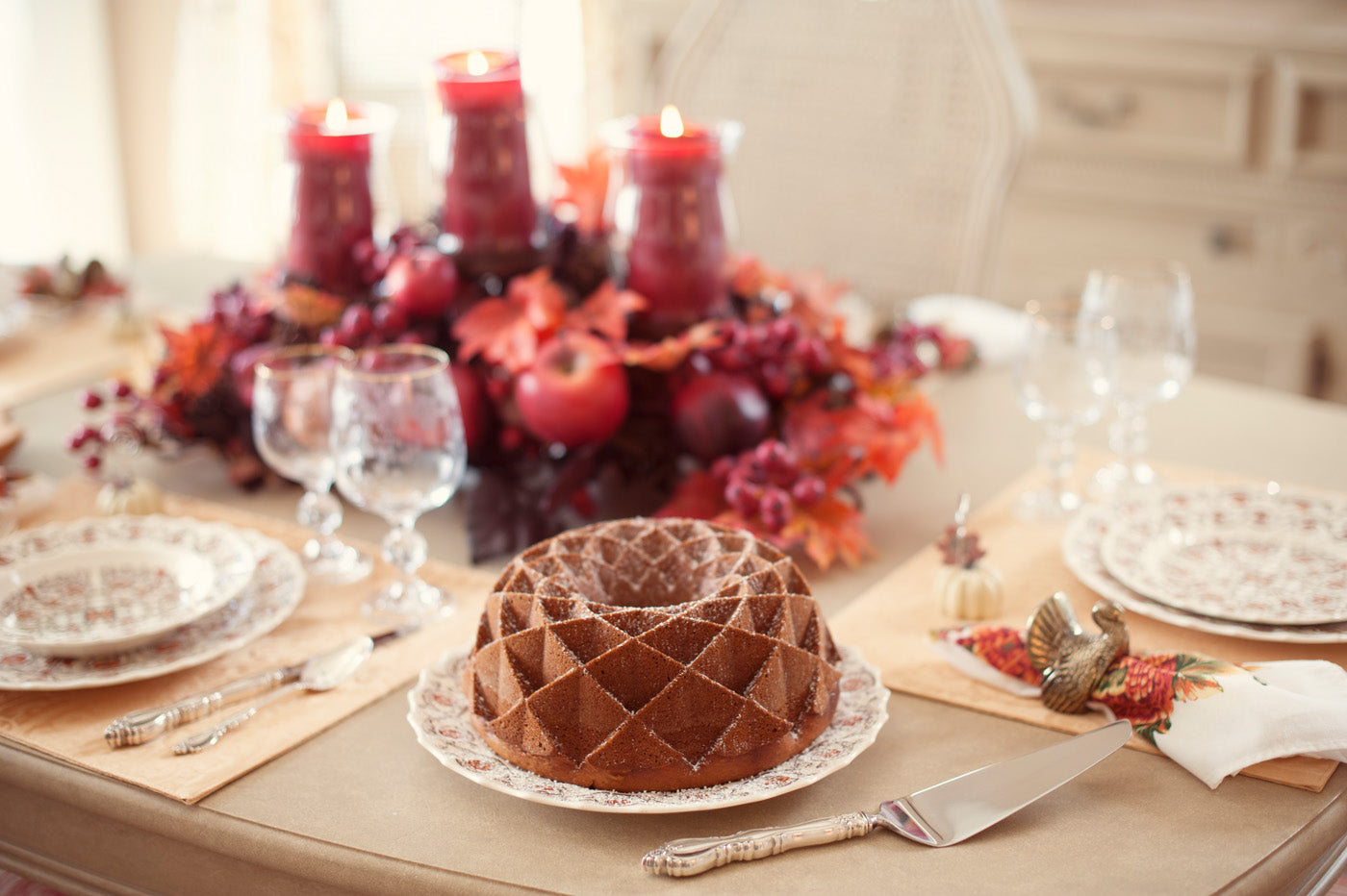 Nordic Ware Cast Aluminum Jubilee Bundt Pan, Gold Fashion